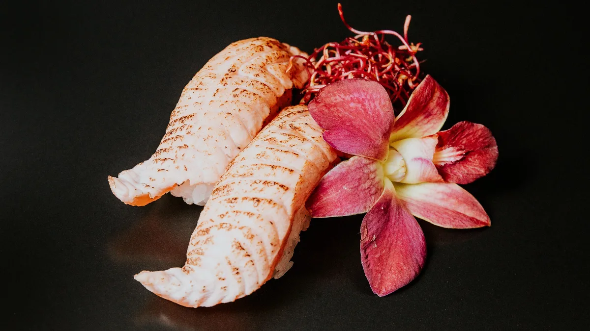 Nigiri opiekany łosoś
