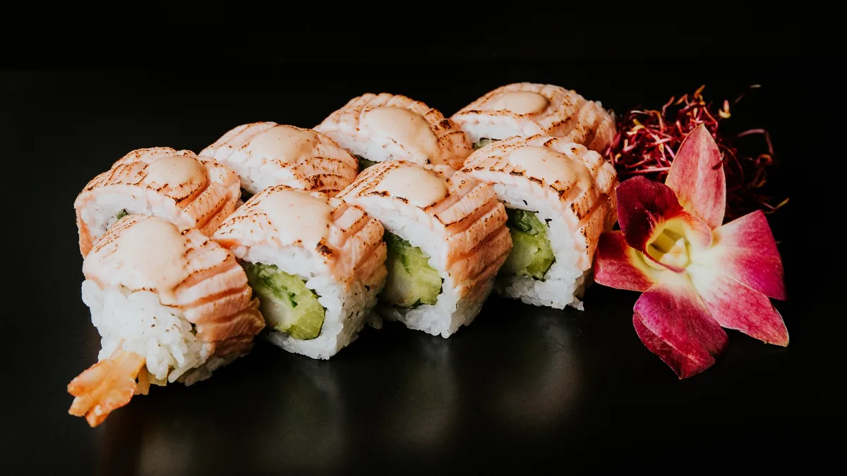 Uramaki opiekany łosoś z krewetką