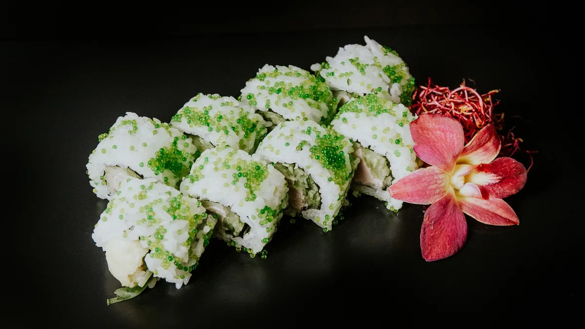 Uramaki tuńczyk w tobiko