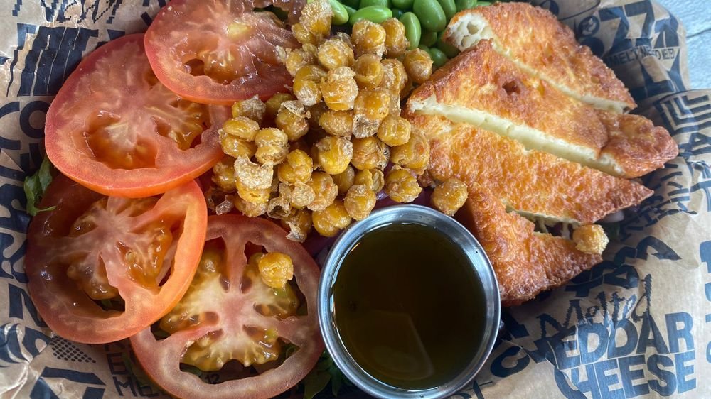 Sallad med friterad pannoumi