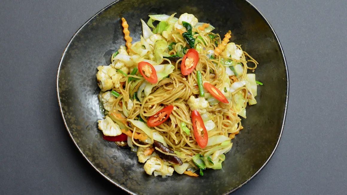 Yellow Noodles Stir Fry (Pad Mee Sua)