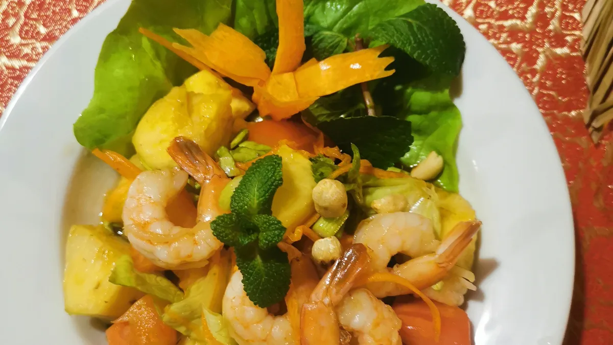 Salata sa škampima i ananasom