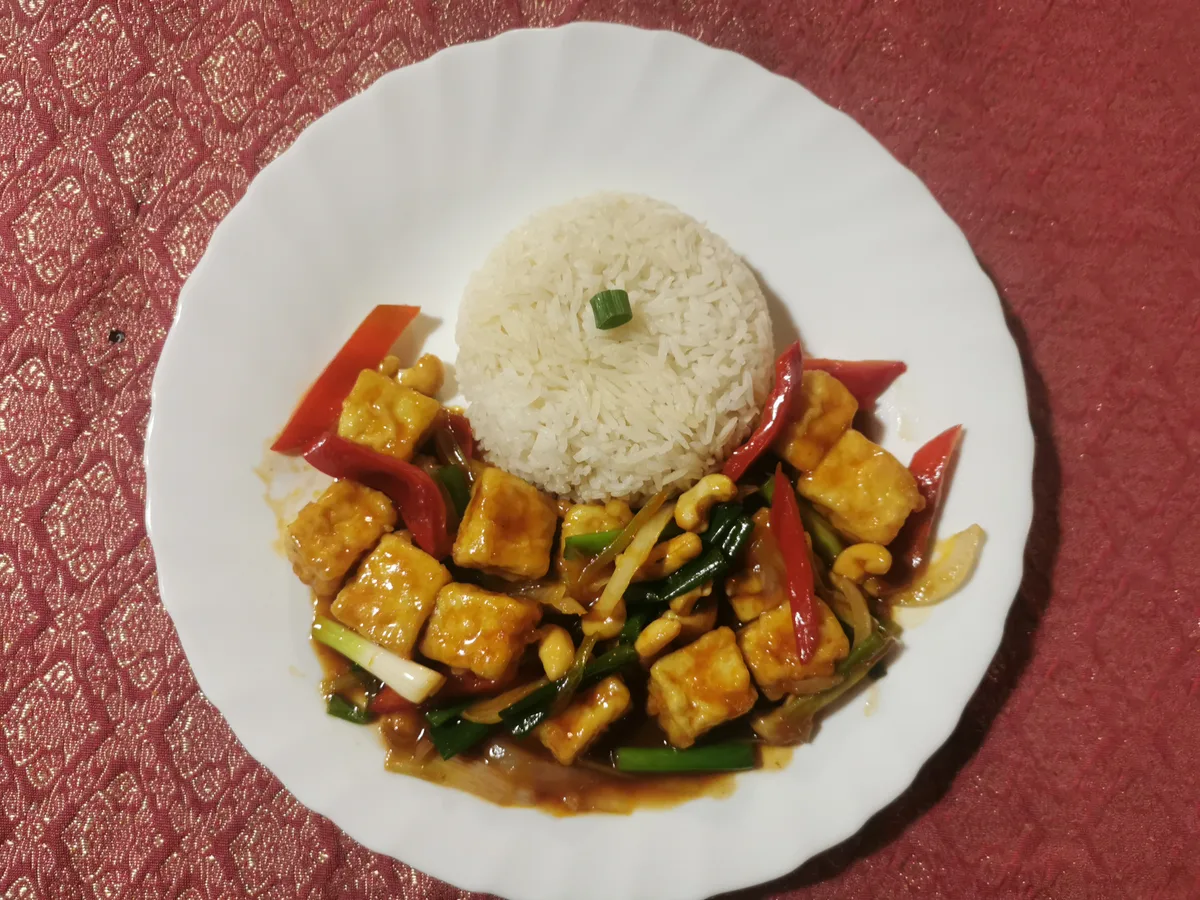 Tofu sa pirincem i indijskim orasima