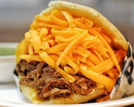 Arepa Con Carne Mechada y Queso Amarillo