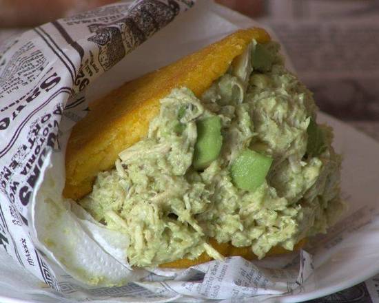 Arepa con ensalada de Pollo