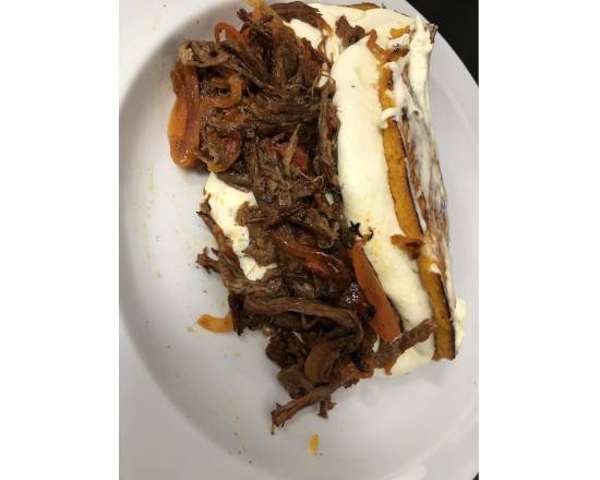 Cachapa con Queso de Mano y carne Mechada