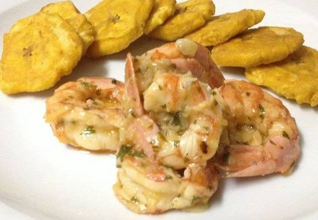 Camarones al ajillo con tostones