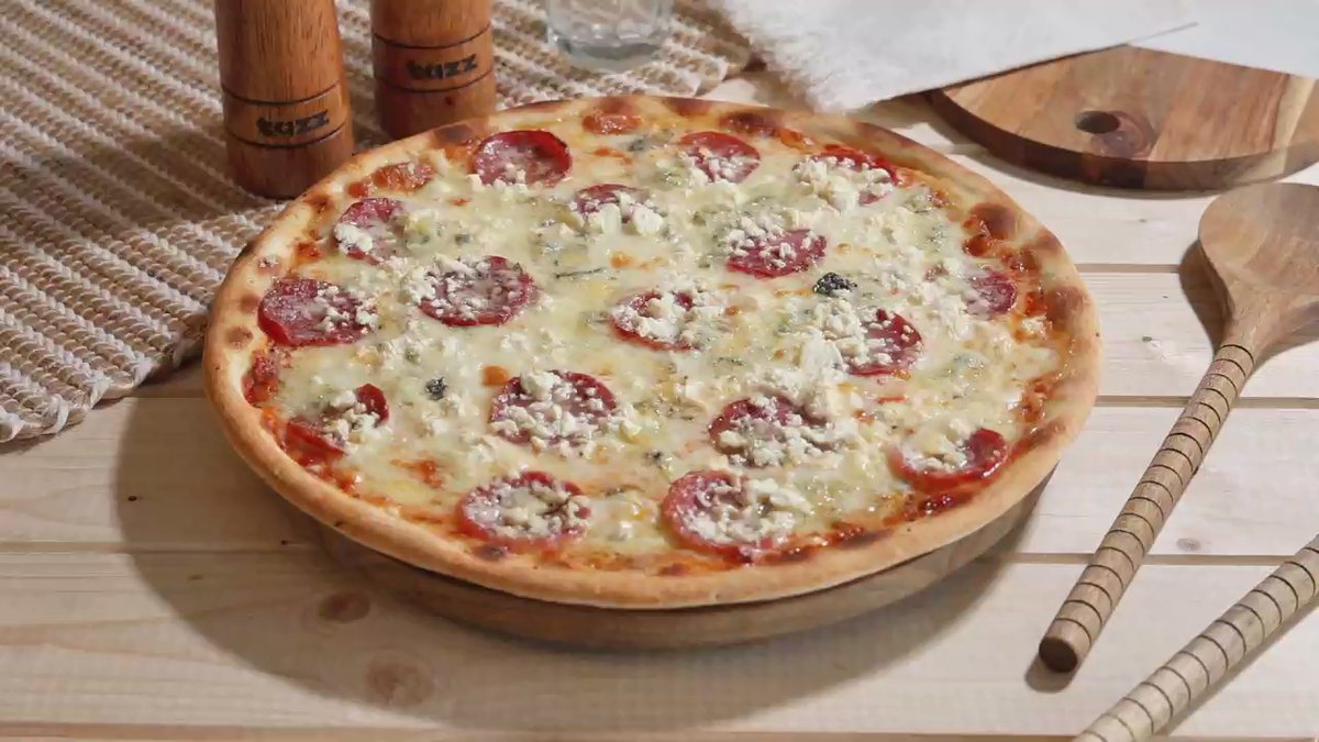 Pizza Quattro formaggi and salami