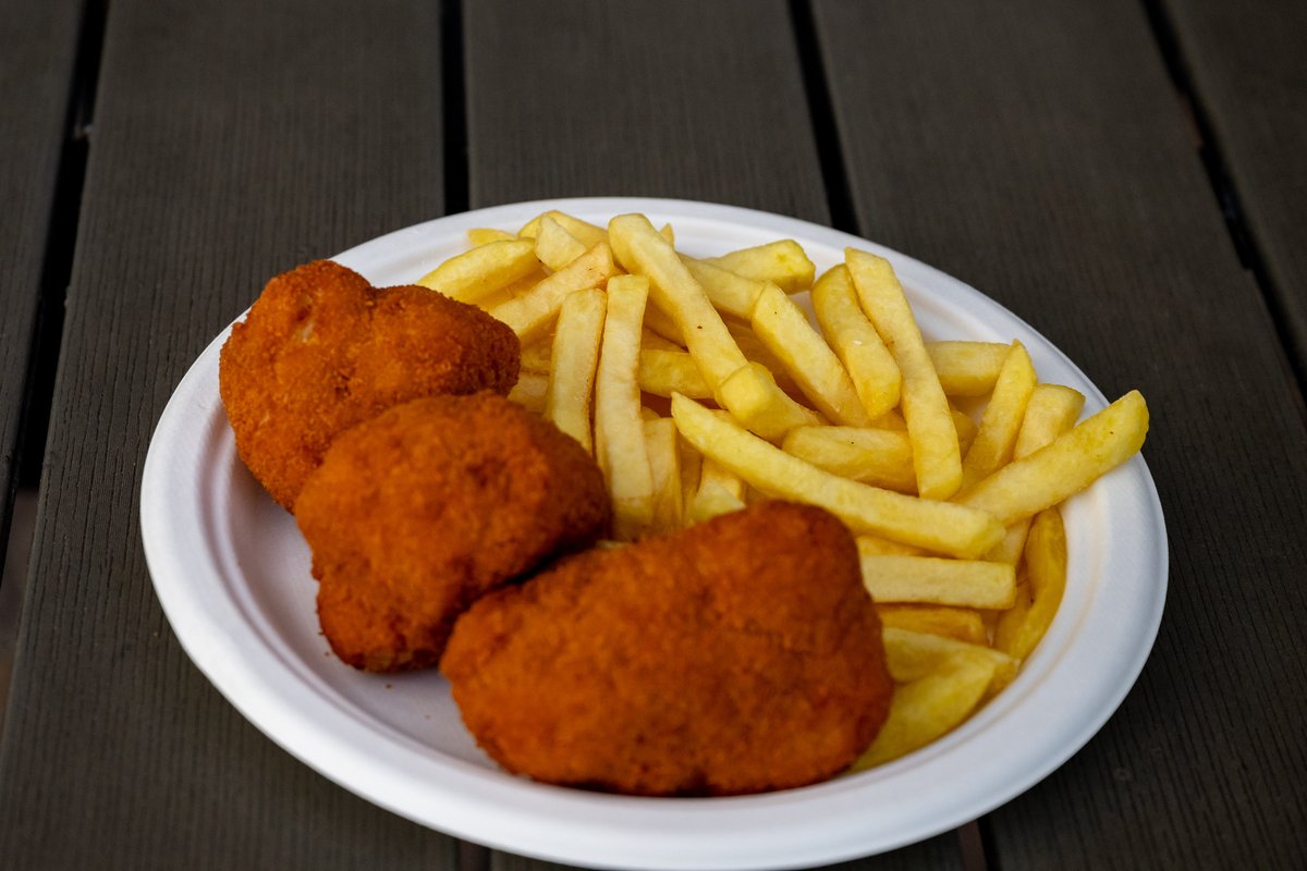 Rántott csirkemell körettel.