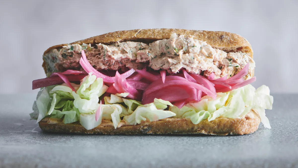 Tunsalat sandwich + juice