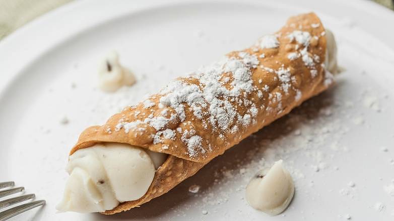 * Cannoli's *