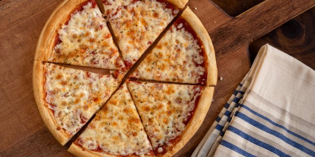 Gluten-Free Cheese and Tomato Pizza