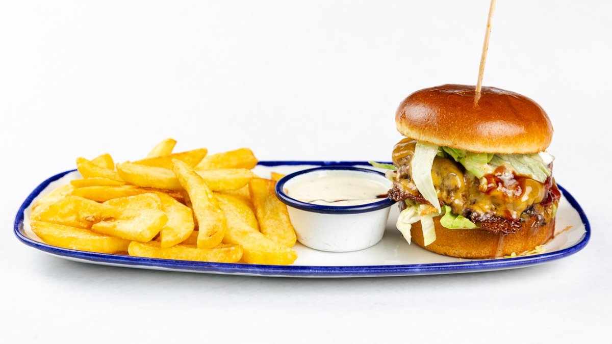 Angus burger in ocvrti krompirček