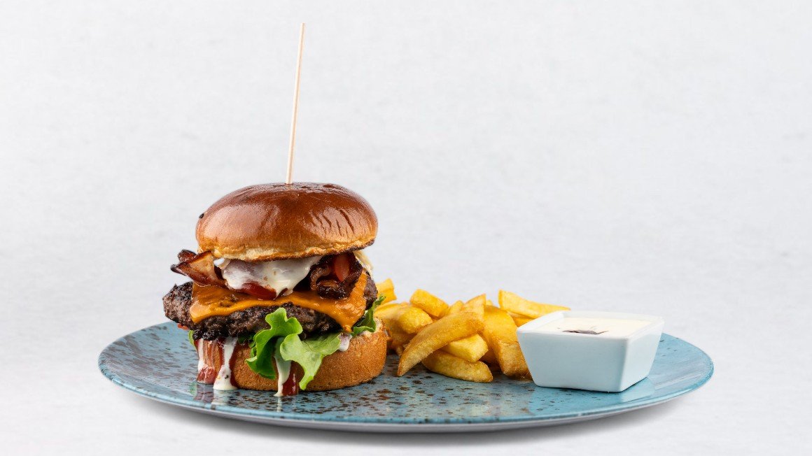 Retro R burger in ocvrti krompirček