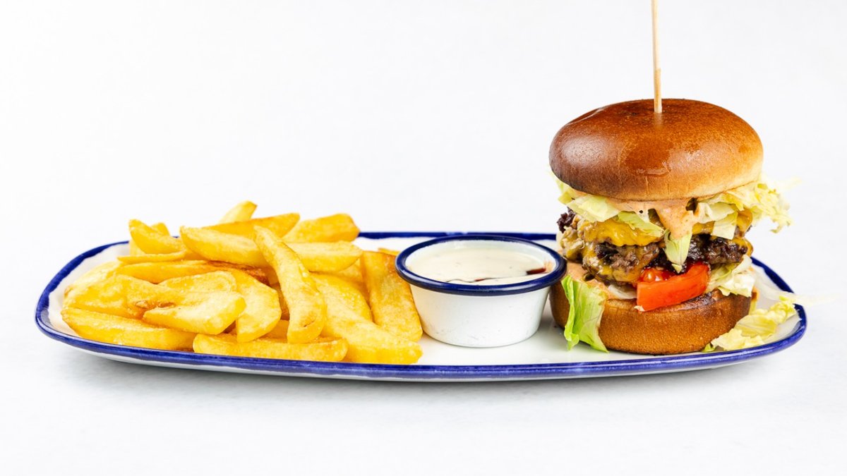 Smash cheeseburger in ocvrti krompirček