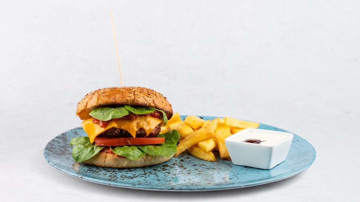 Veganski burger in ocvrti krompirček