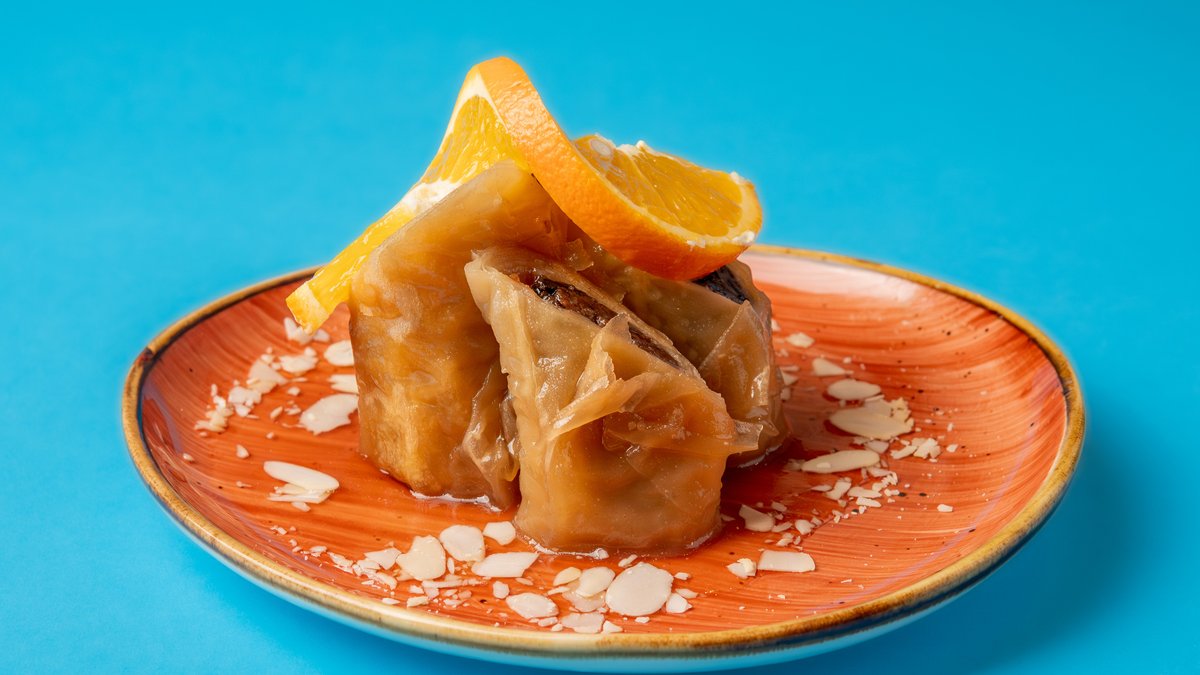 Baklava sa suvim šljivama i orasima