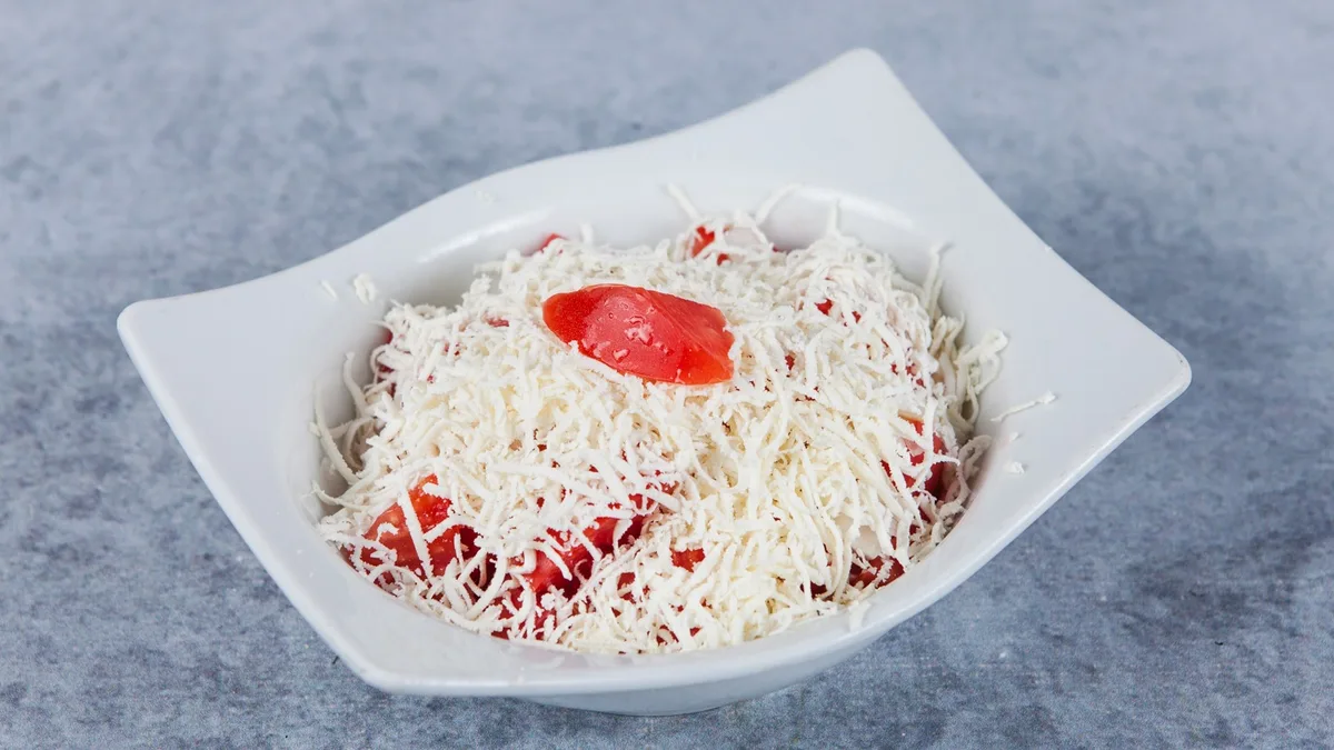Paradajz salata sa sirom