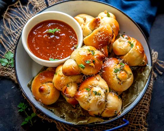 Garlic Knots (6) w/ Marinara Dipping Sauce