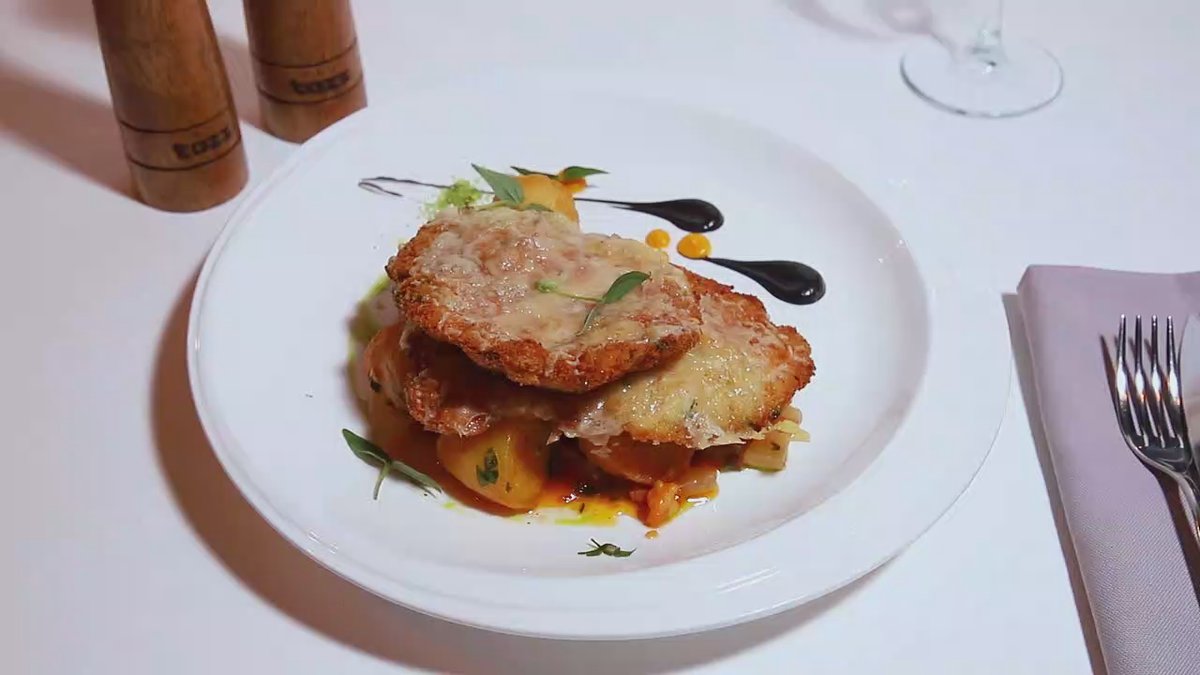 Piept de pui în crustă de parmezan cu cartofi rotunzi