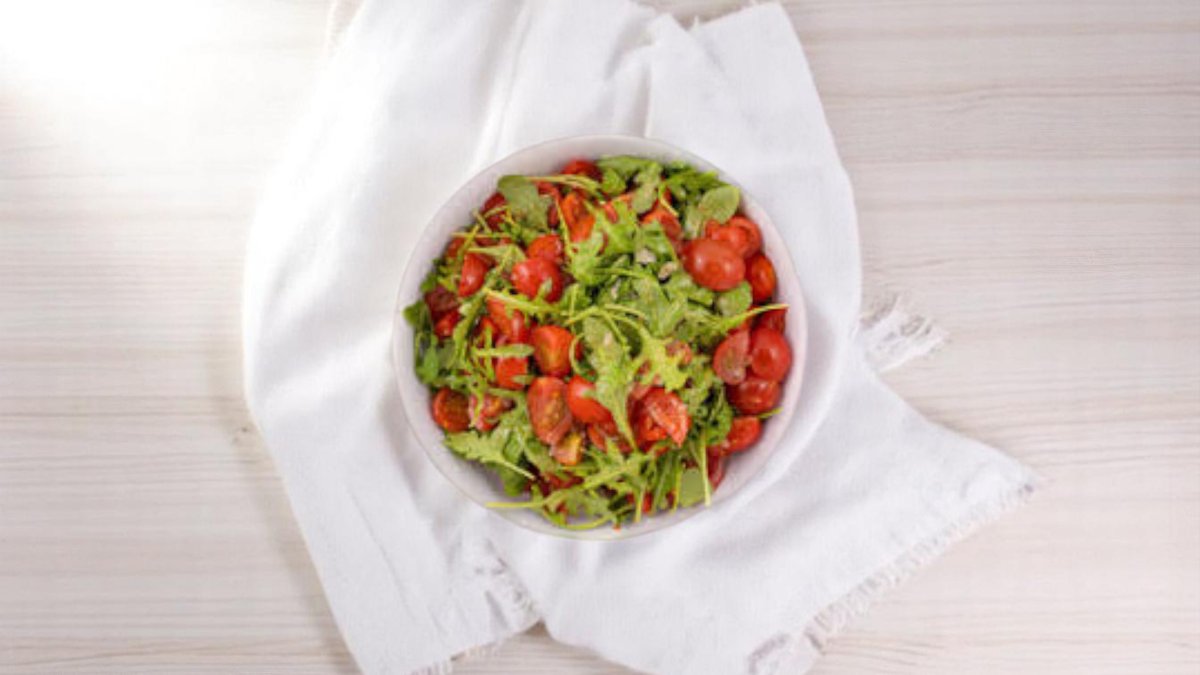 Salată rucola și roșii cherry