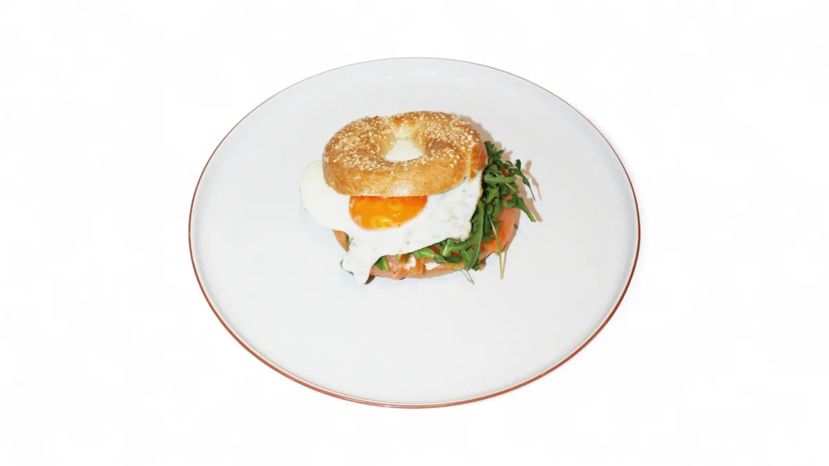 Bagel plnený lososom, rukolou a volským okom