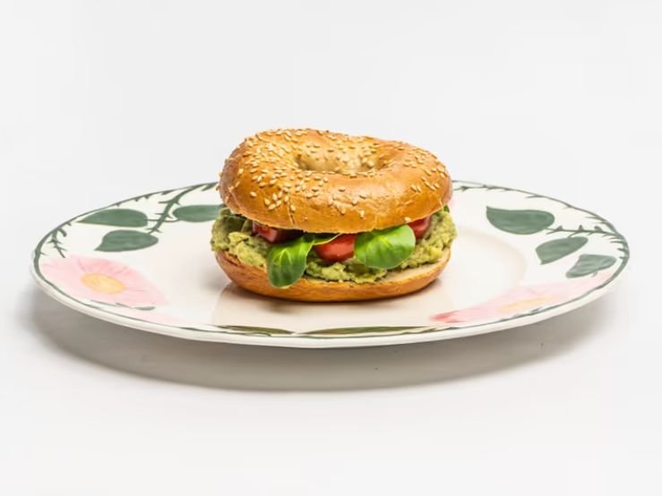 Bagel s avokádom a kozím syrom