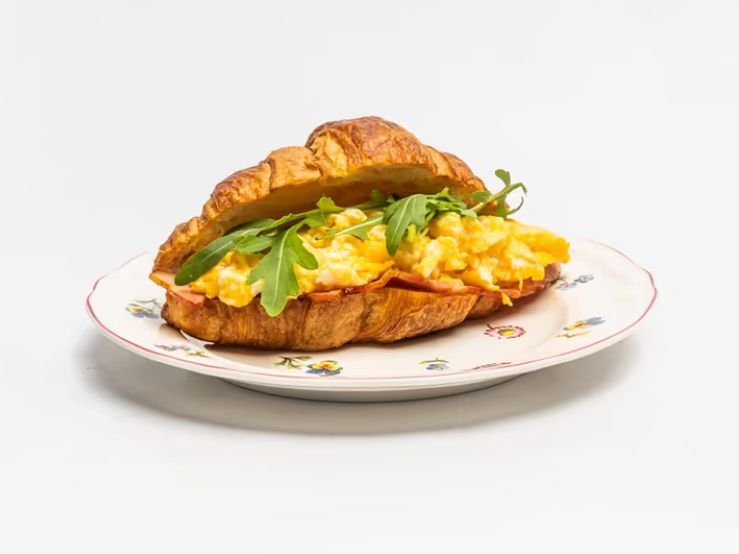 Croissant plnený slaninkou a praženicou