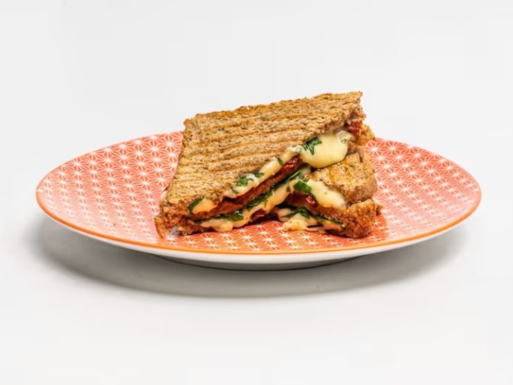 Toast s mozzarellou, sušenými paradajkami a rukolou