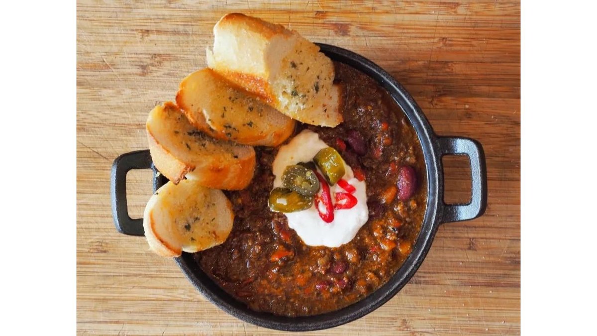 Chilli con carne garlic bread