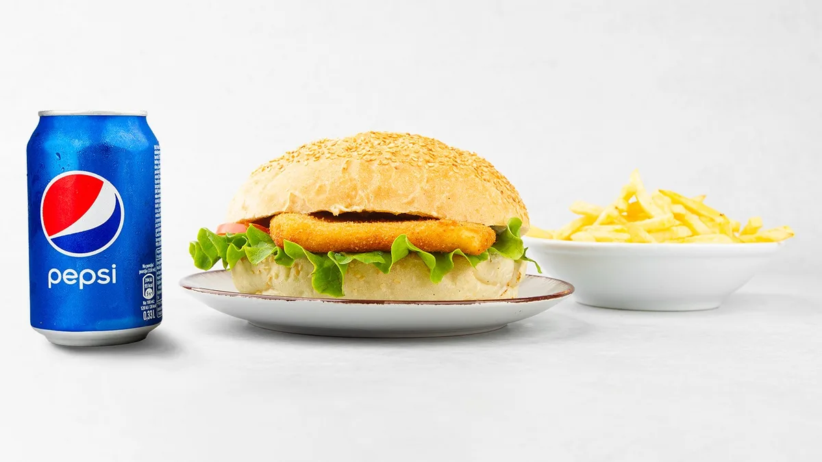 Burger z ocvrtim sirom