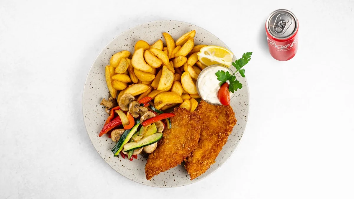 Ocvrta piščančja prsa v panko drobtinah in pijača po izbiri
