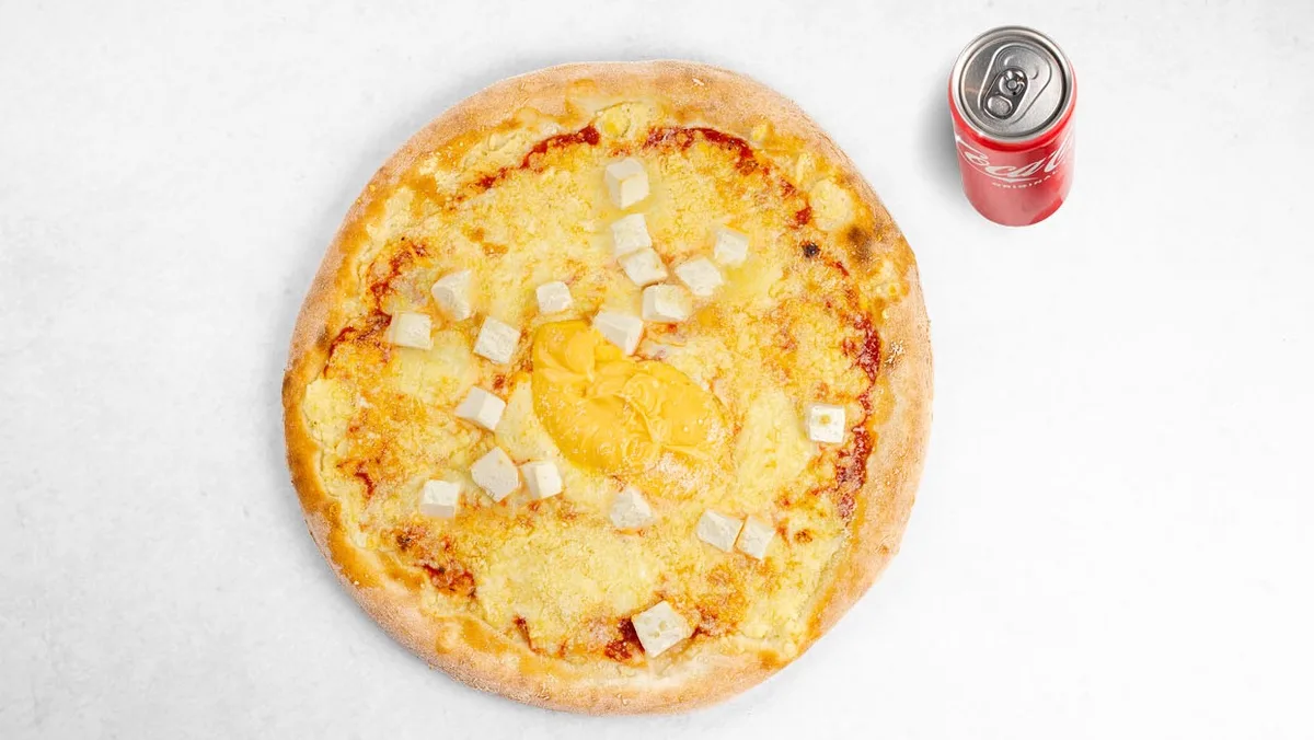 Pizza Sirova in pijača po izbiri