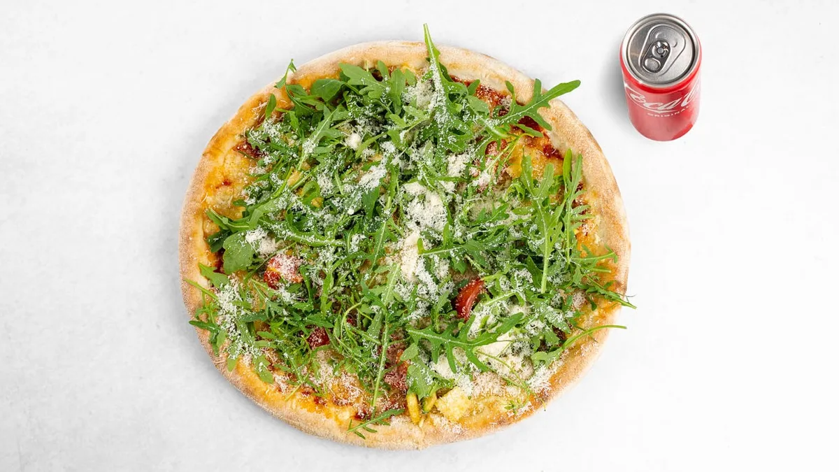 Pizza Toskanska in pijača po izbiri