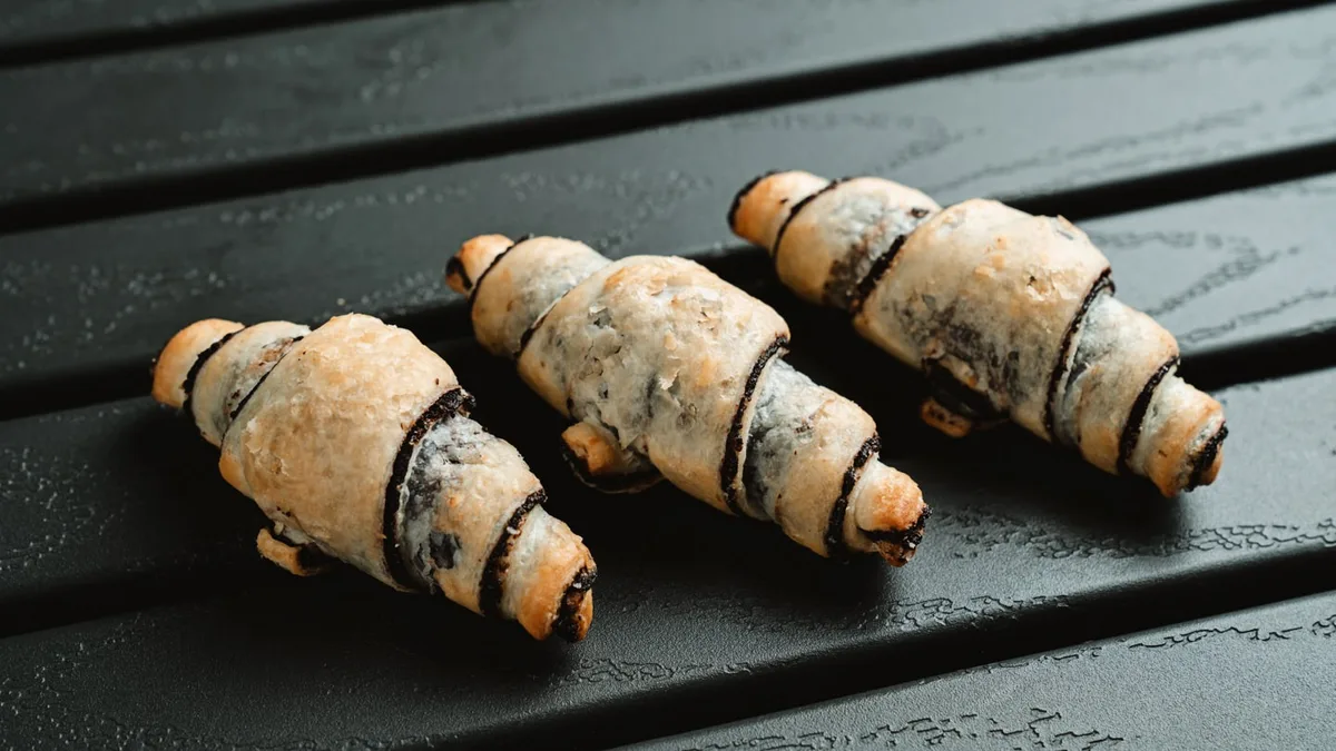 Frissen sült kakaós mini croissant
