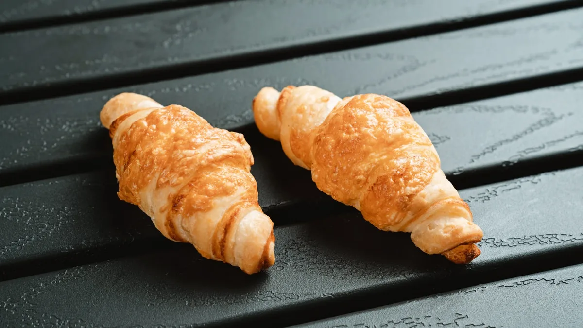 Frissen sült sajtos mini croissant