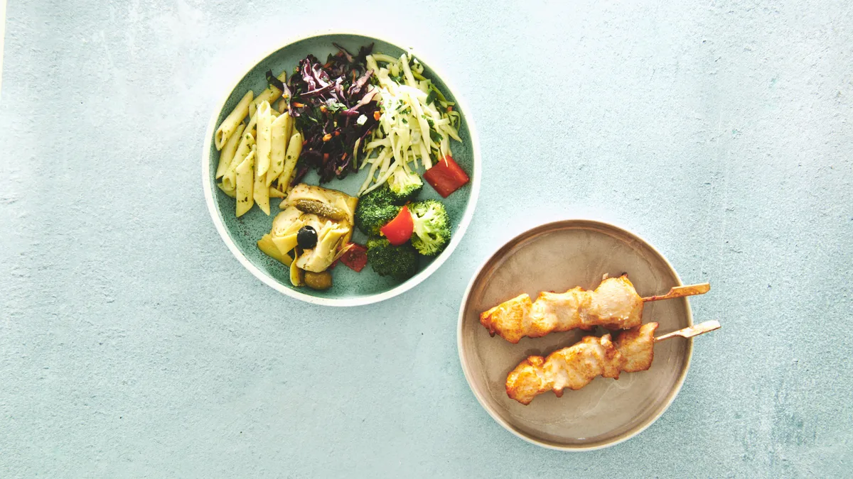 Mellem salat med kyllingespyd