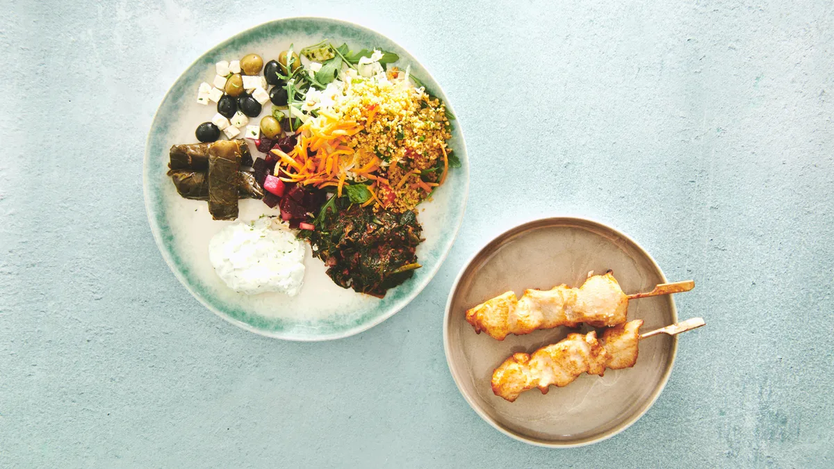 Stor salat med kyllingespyd