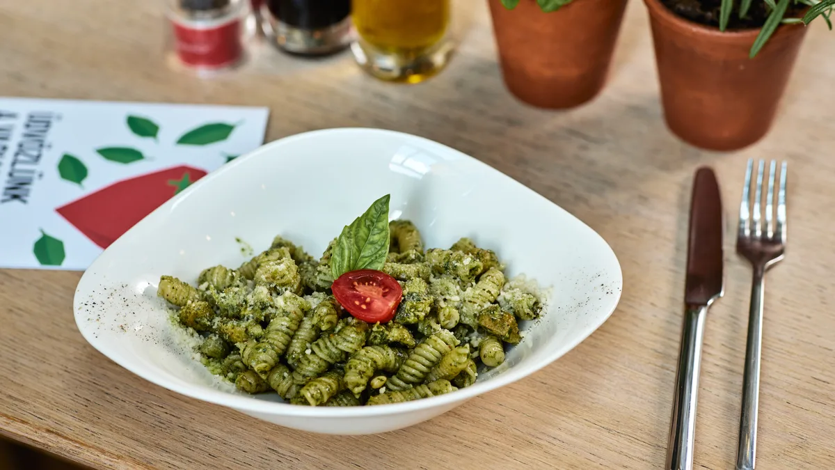 PASTA PESTO BASILICO CON POLLO