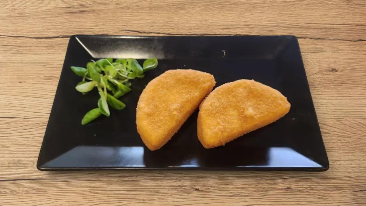 Rántott camembert áfonyával