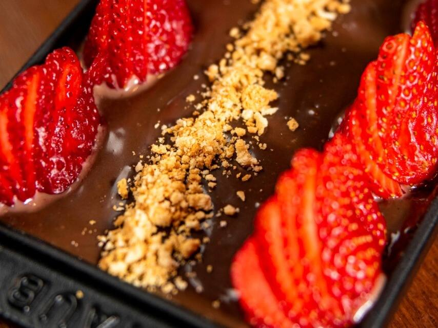 Brigadeiro Com Morango E Biscoito