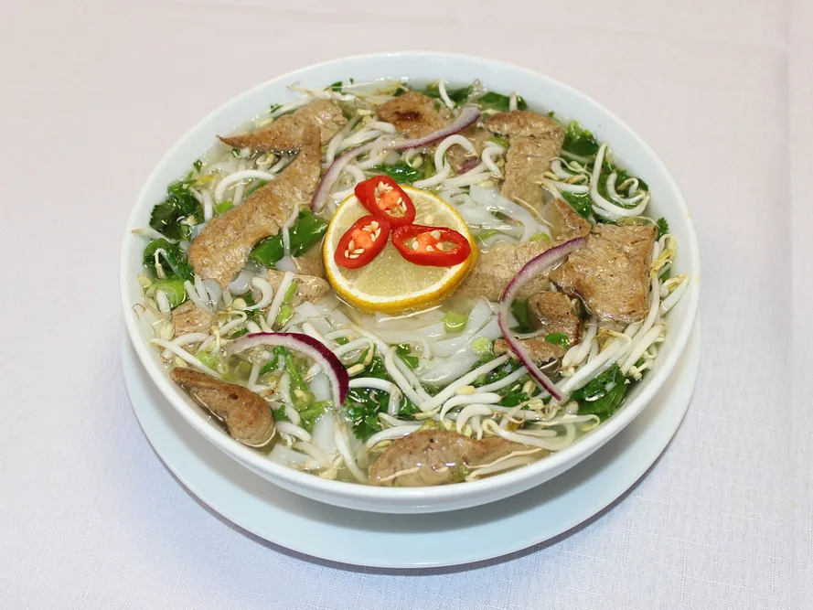 Pho + 2 jarní závitky (1,6,5)