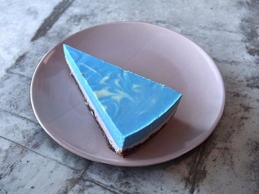 Raw Blue Spirulina cheesecake with blueberry (8)