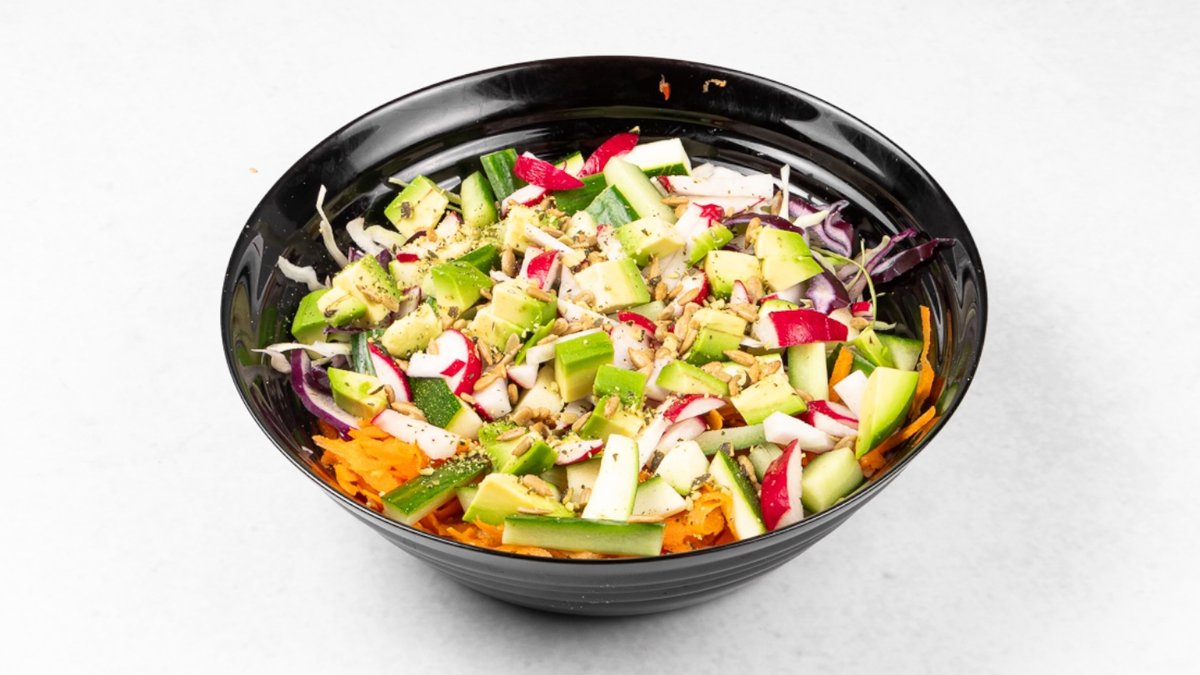 Veganska poke skleda z svežo zelenjavo