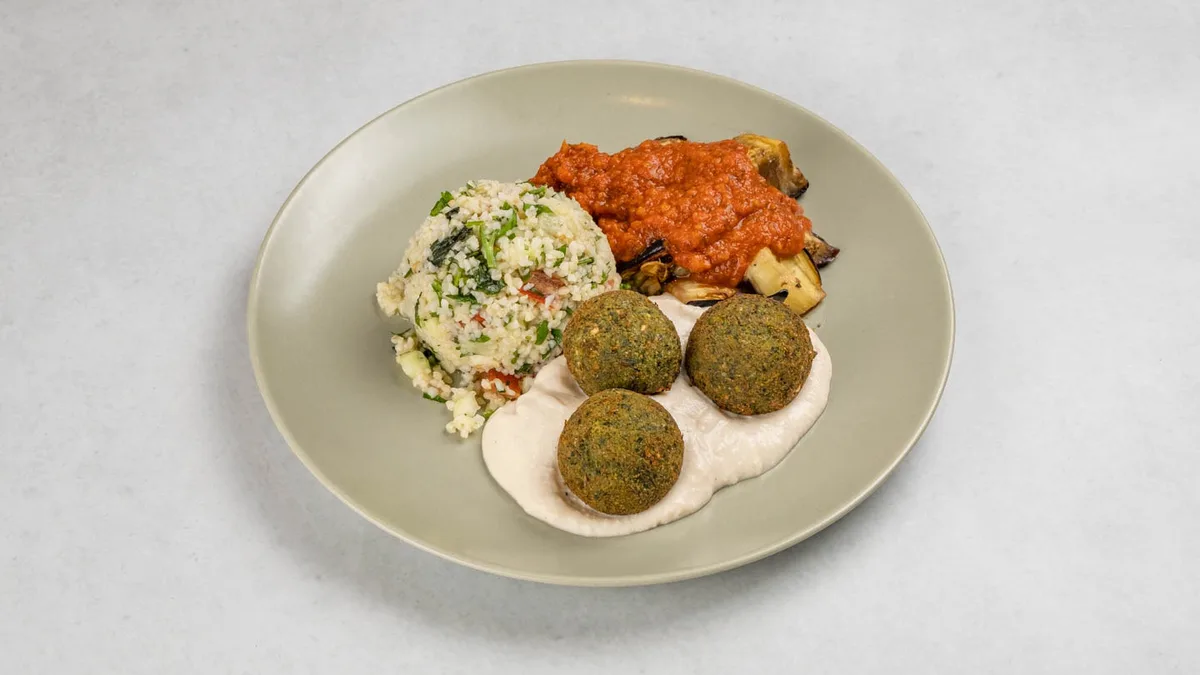 Falafel s dnevnim prilozima