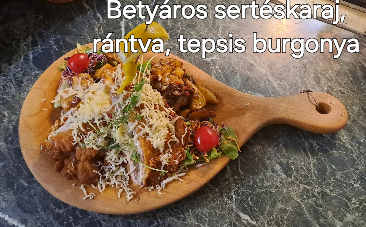Betyáros sertéskaraj, rántva, tepsis burgonya