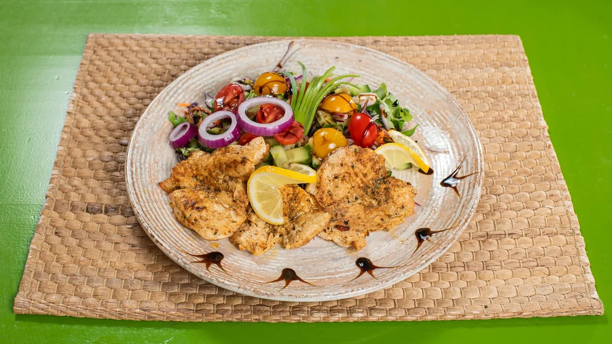 Grillezett csirkemell, salátaágyon
