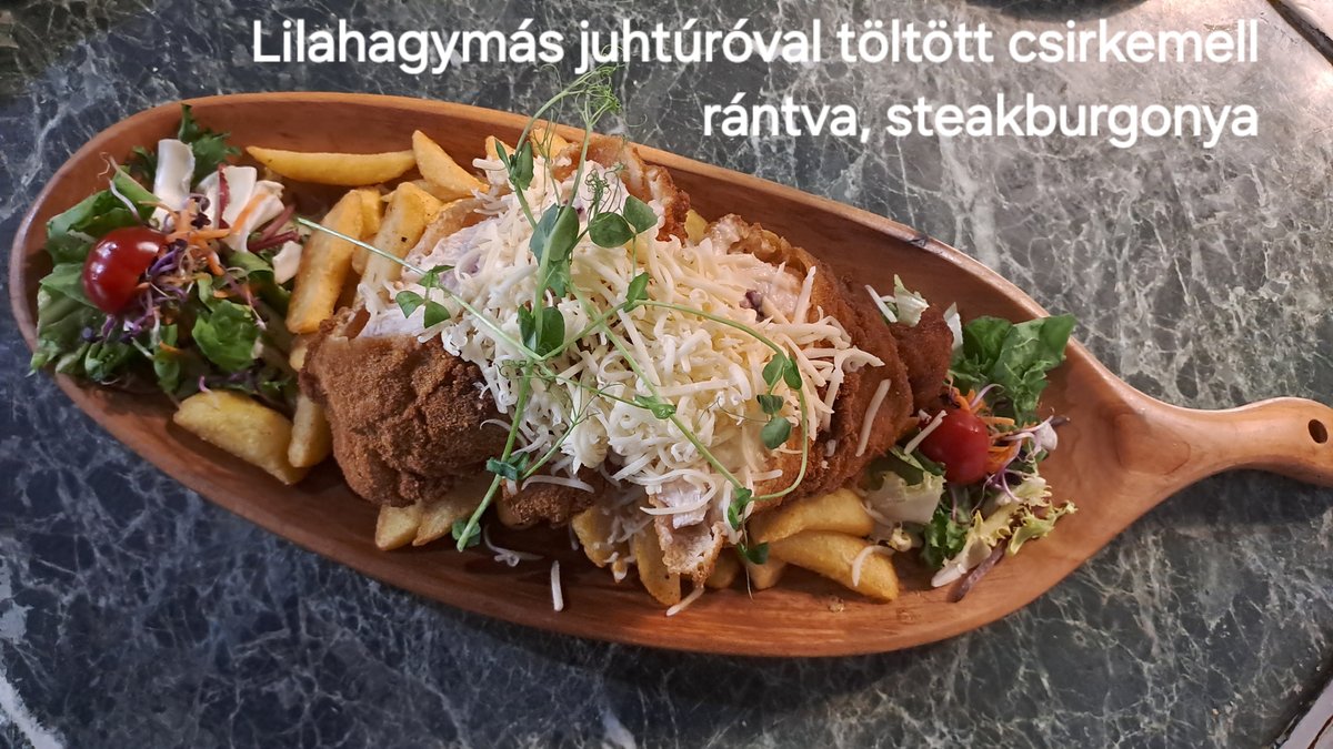 Lilahagymás juhtúróval töltött csirkemell rántva, steak burgonyával