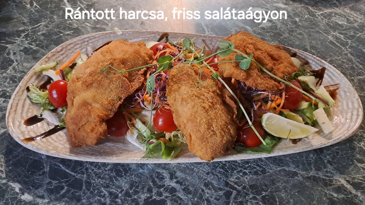 Rántott harcsa, friss salátaágyon