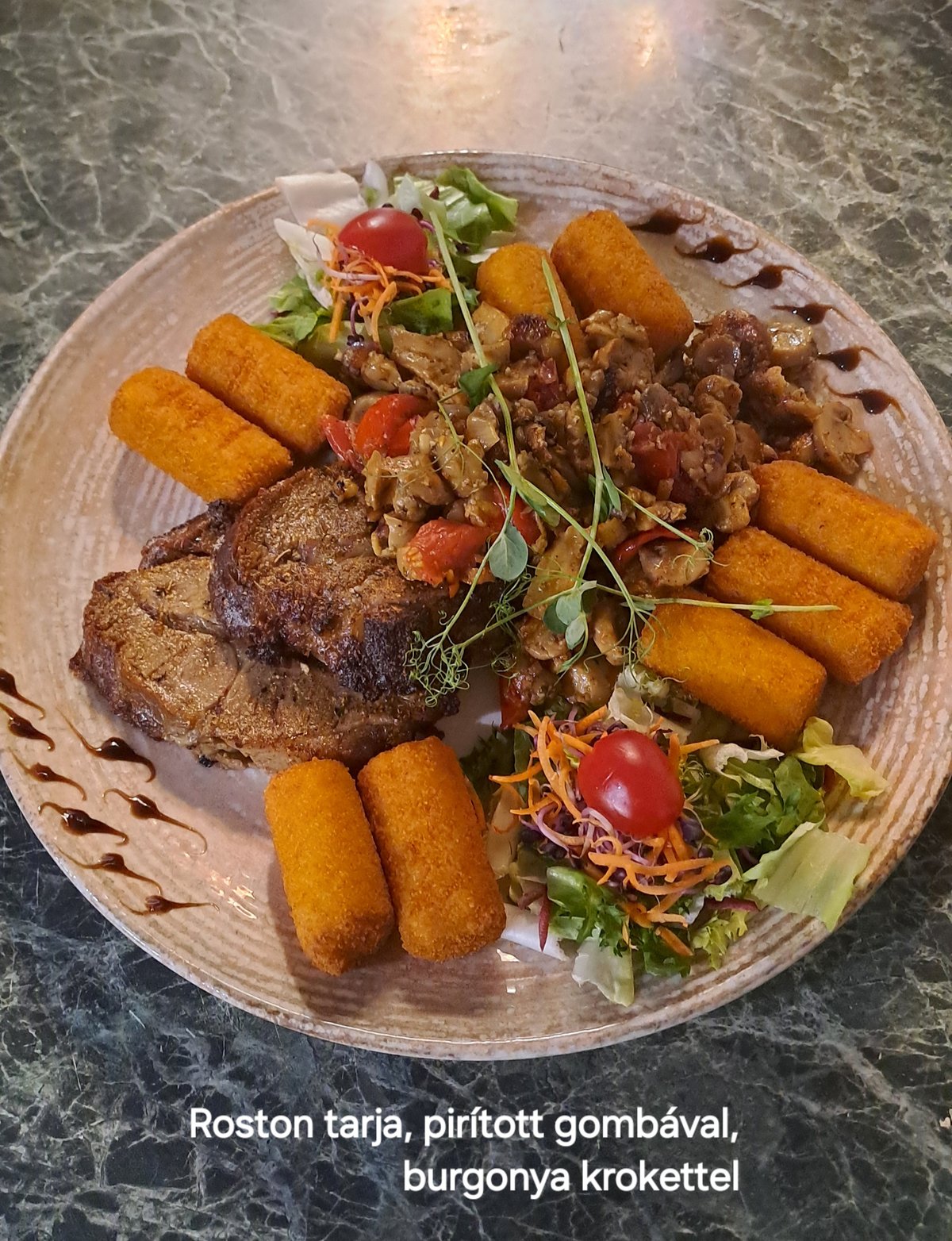 Roston tarja pirított gombával, burgonya krokettel